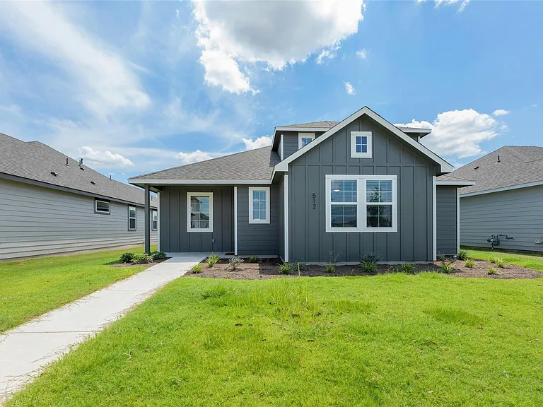 512 Clearlake Dr — Photo 3