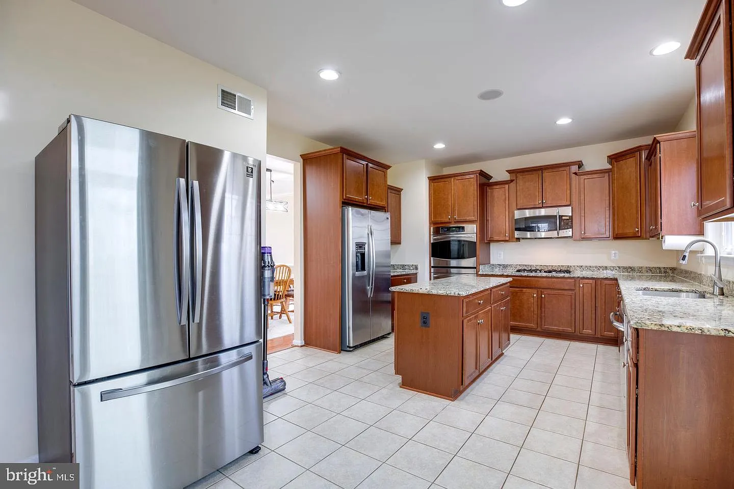 5 bed, 3.5 bath, 3361 sqft, $3,950 — Photo 3