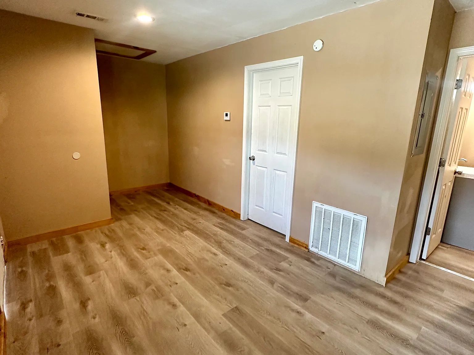 211 Elm St — Photo 4