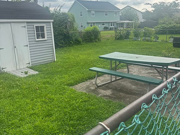 5th image of 10106 Clark St