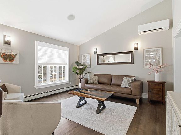 4th image of 301 Preakness Cres