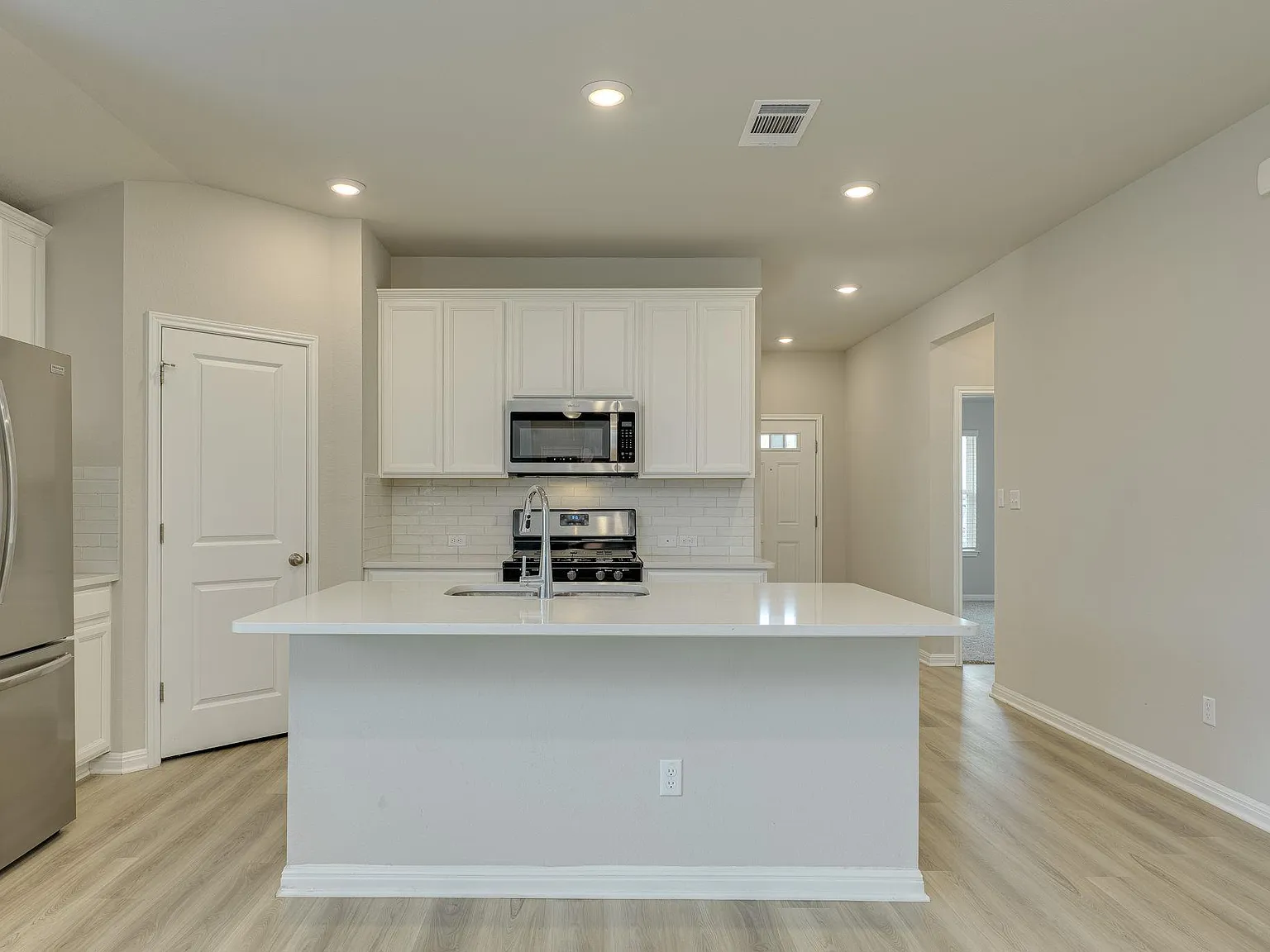 3 bed, 2.0 bath, 1469 sqft, $2,000 — Photo 4