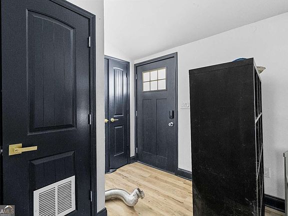 3rd image of 16 Robin Rd