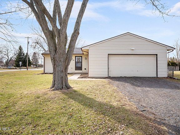 3rd image of 384 Southwood Dr
