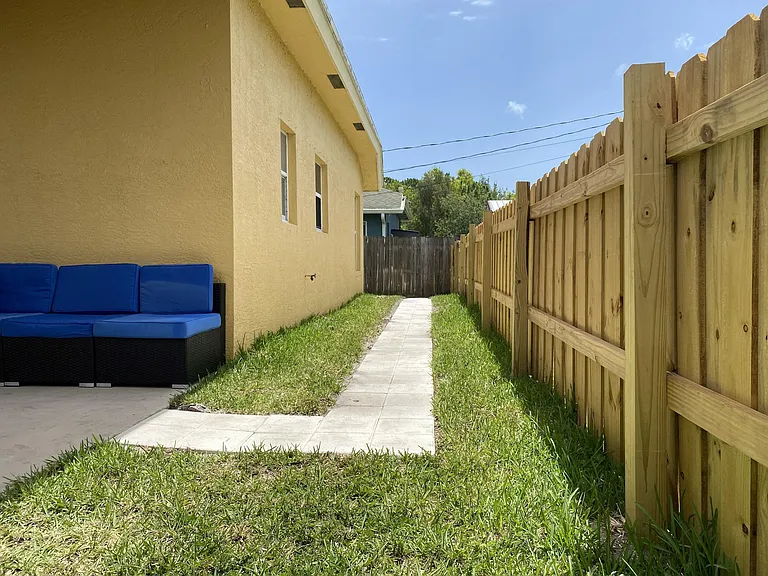 120 SW Grimaldo Ter — Photo 6