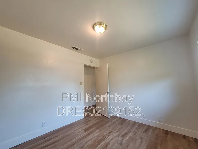 1019 Wallace St — Photo 6