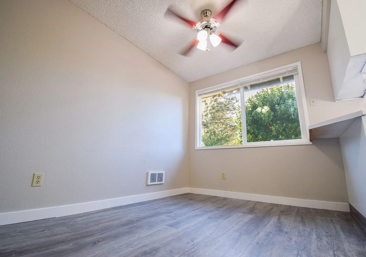 Newly Updated Single Level 2 Bedroom Apt in SE Portland! — Photo 4
