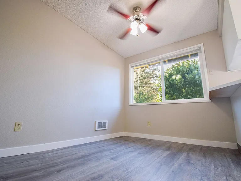Newly Updated Single Level 2 Bedroom Apt in SE Portland! — Photo 3