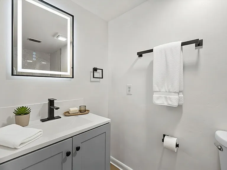 Bathroom virtual staging
