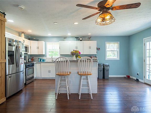 3rd image of 547 Edwards Ct