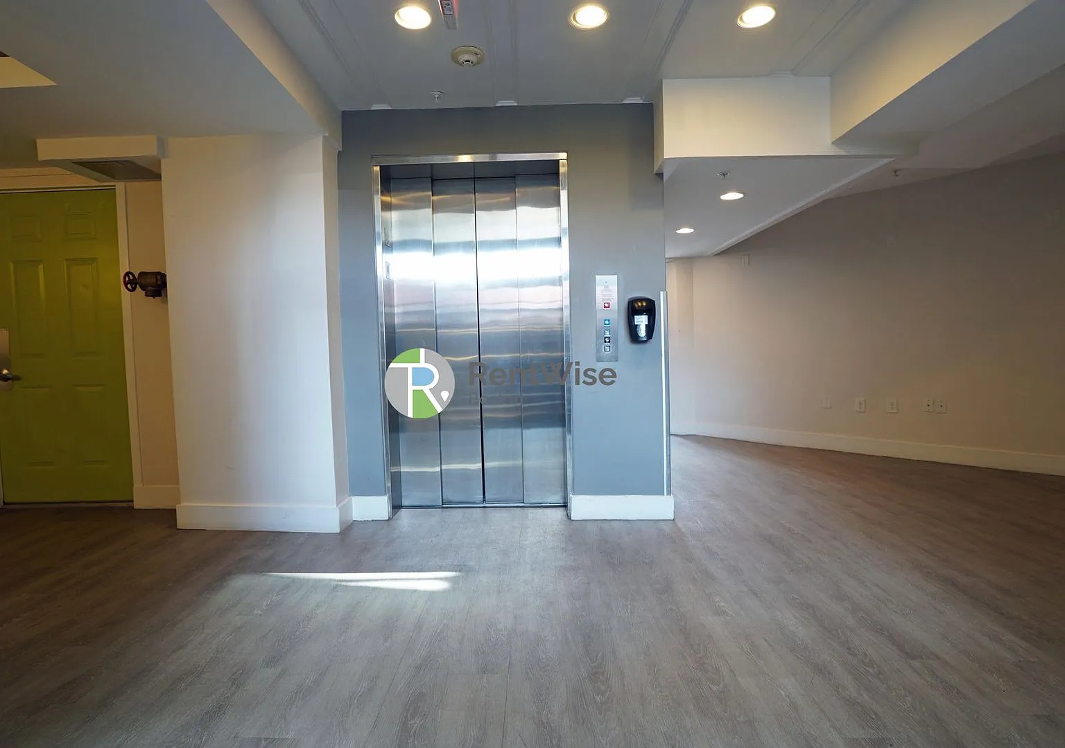 No Brokers Fee, All the Utilizes Included in the Rent, Laundry, Elevator — Photo 1