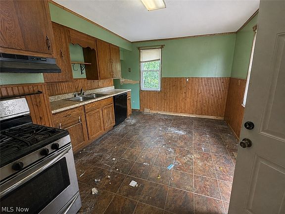 4th image of 117 Main St