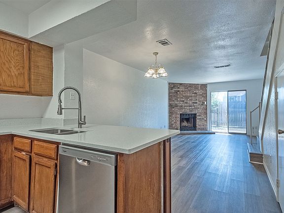2nd image of 709 Lee St