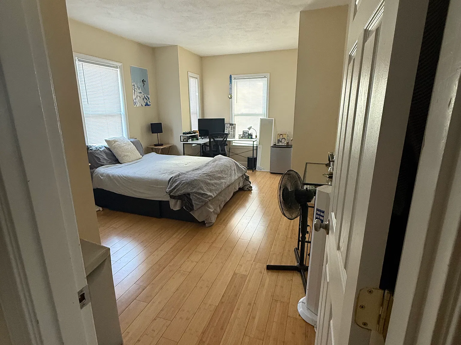 3 bed, 825 sqft, $4,500 — Photo 2