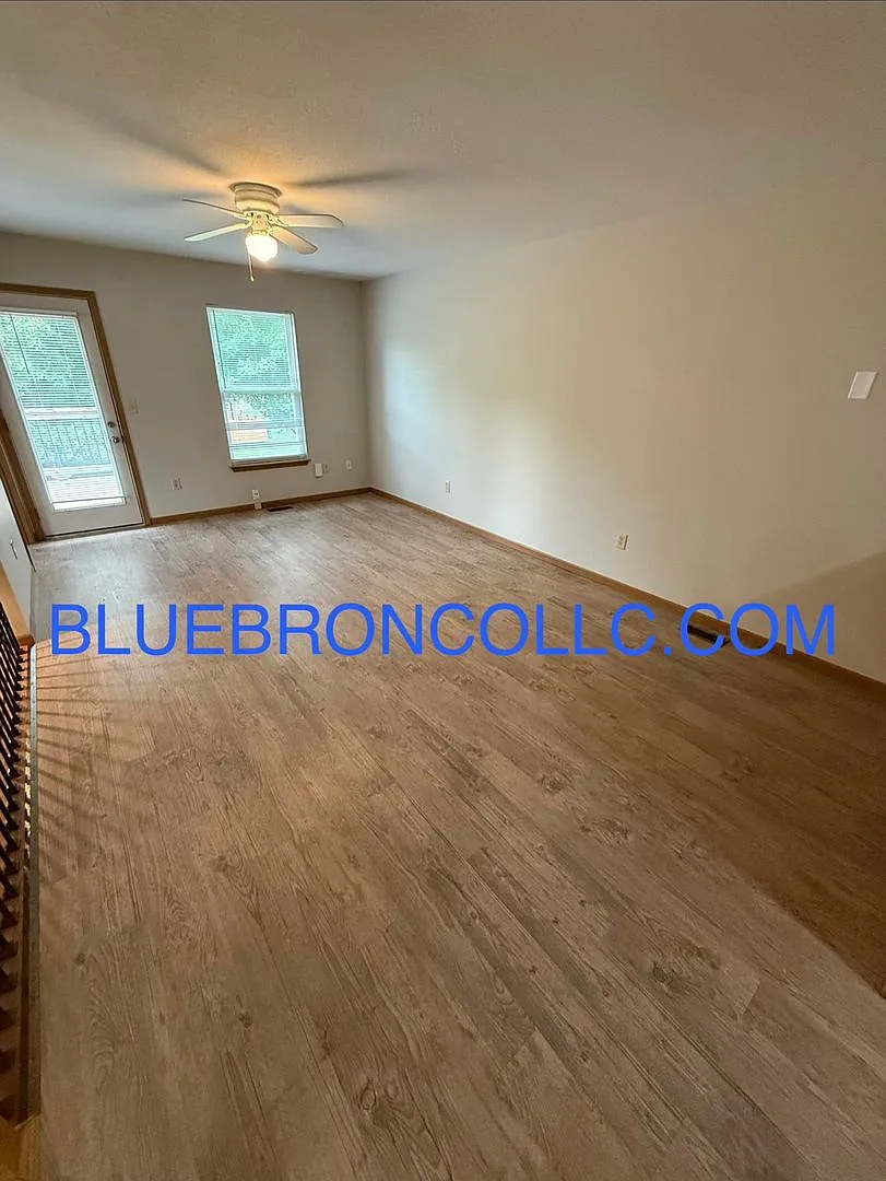 Gorgeous duplex in Raymore with a lot to offer along with new flooring. — Photo 2