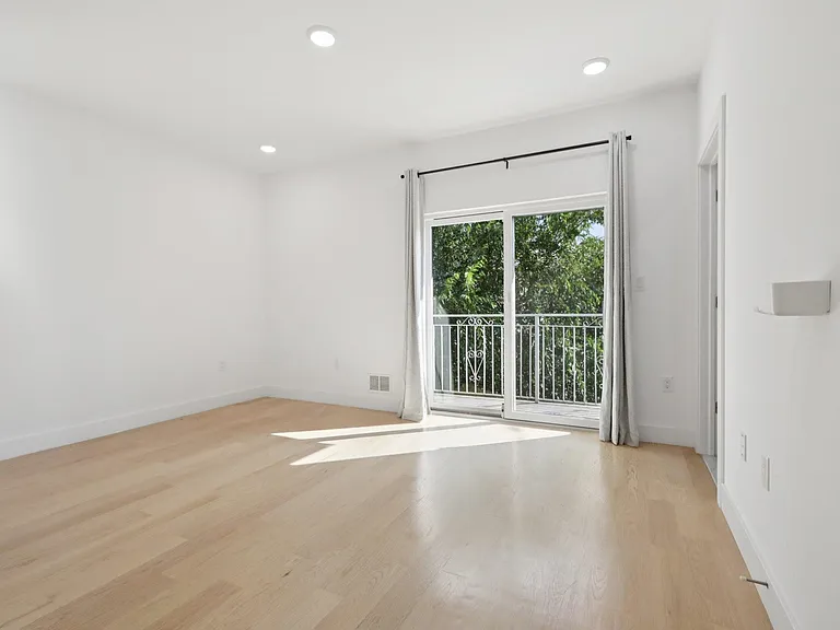 131 Zabriskie St — Photo 30