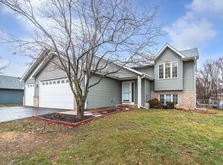 899 115th Ln NE, Blaine, MN 55434