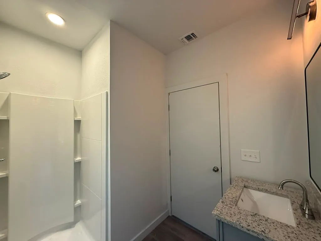 2 bed, 892 sqft, $1,375 — Photo 4