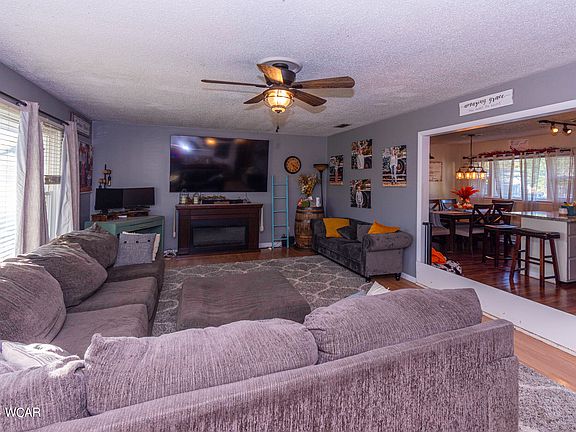 3rd image of 806 W Vine St