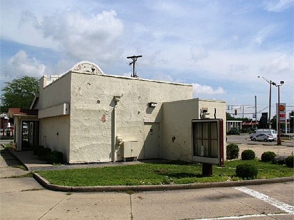 4th image of 654 E Dixie Dr
