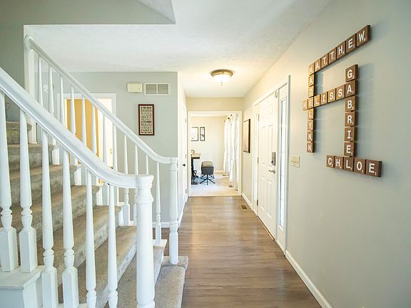 5th image of 707 Bur Oak Ct W