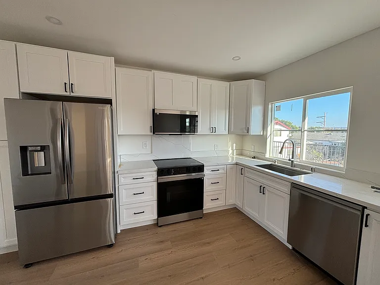 768 Delaware St — Photo 2