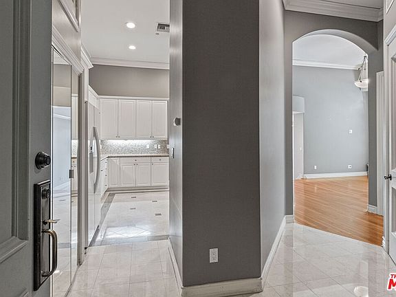 3rd image of 433 N Doheny Dr Unit 106