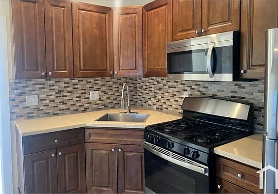 7675 S San Pedro St — Photo 2