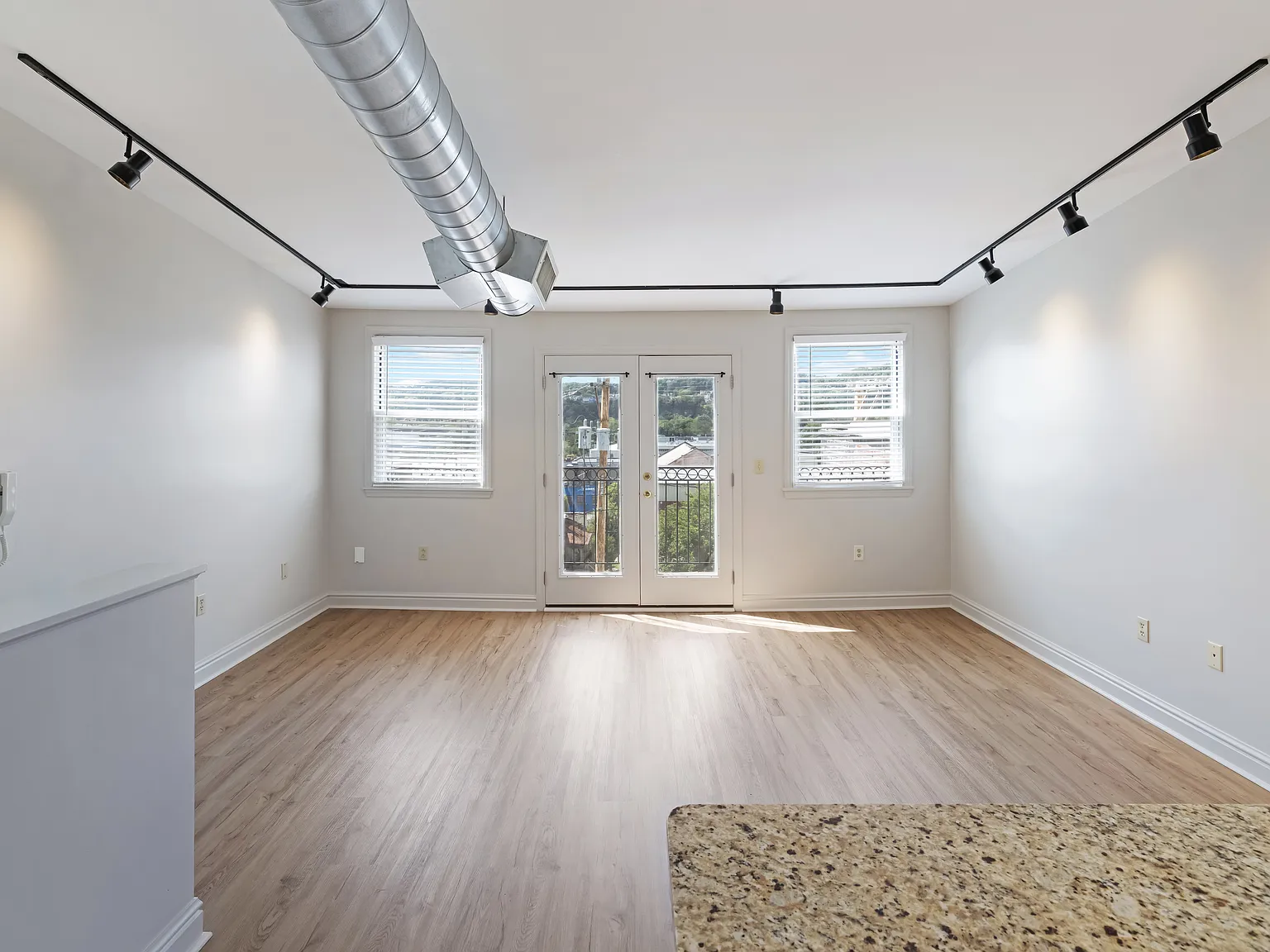 1 bed, 1008 sqft, $2,200 — Photo 4