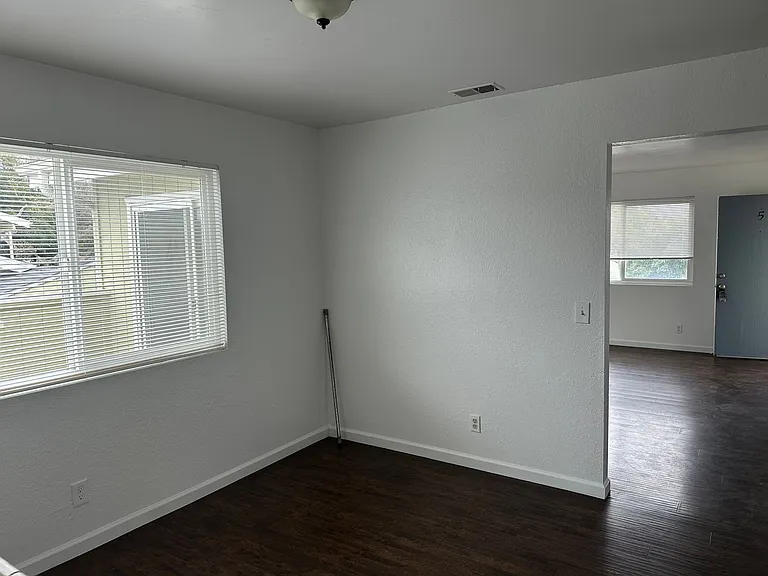 157 S Elm St — Photo 4