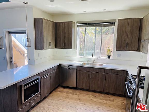 5th image of 1047 N Manzanita St