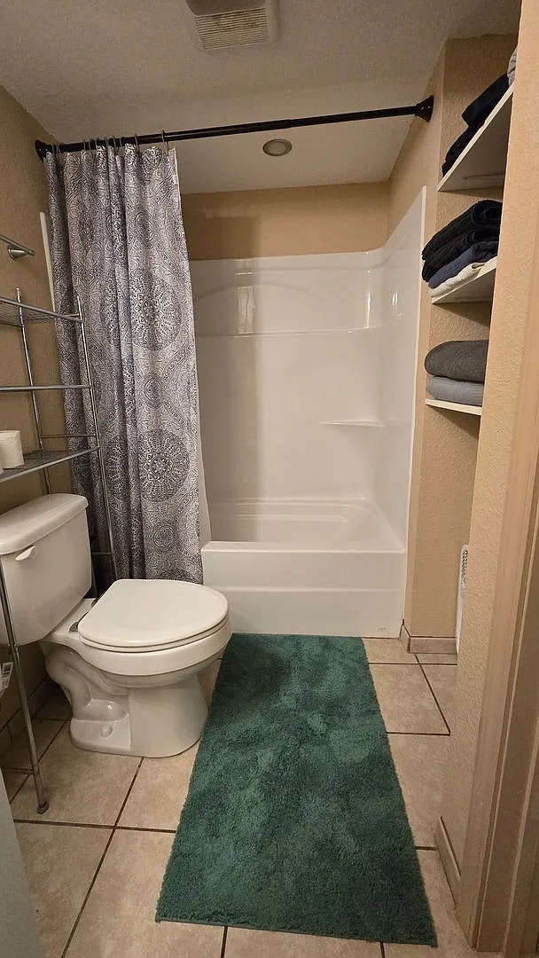 1 Bedroom 1 Bathroom furnished basement apartment — Photo 3