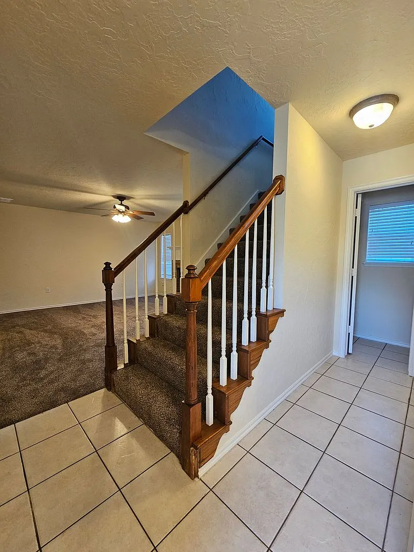 (3) Bedroom/(2.5) Bath Two-Story Townhome West Norman Avail NOW! — Photo 3