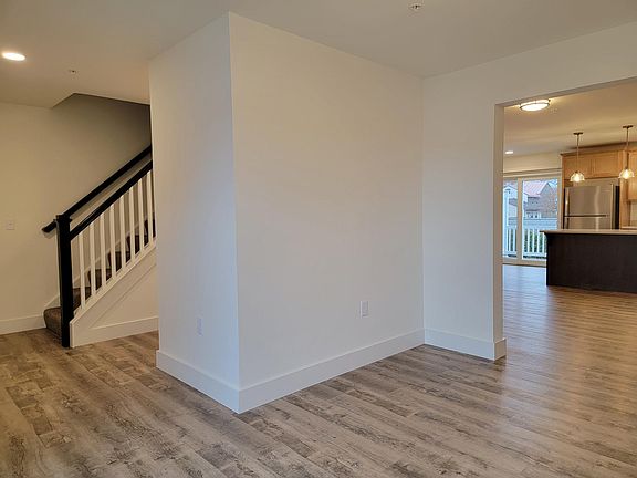 4th image of 14 Burk Ct