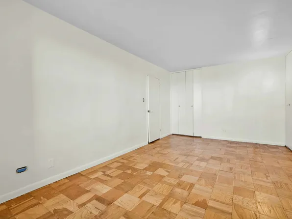 61-20 Grand Central Parkway image 16 of 24