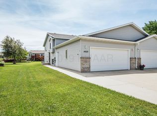 1423 Suntree Dr, West Fargo, ND 58078