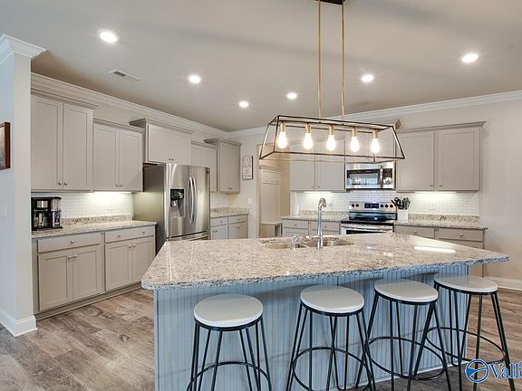 5th image of 145 Shrewsberry Dr
