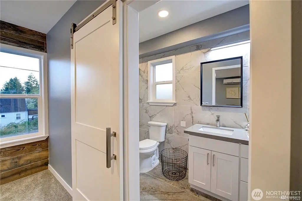 4 bed, 2.5 bath, 2490 sqft, $4,000 — Photo 2