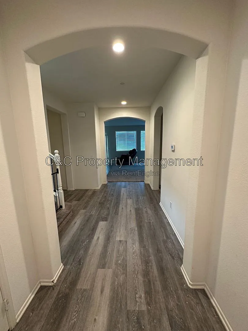 4 bed, 3.0 bath, 2442 sqft, $3,200 — Photo 4