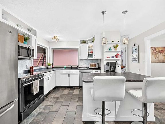 5th image of 204 E Midridge Cres SE