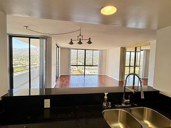 5th image of 343 Pioneer Dr Unit 1402