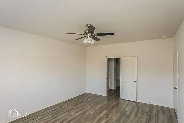 2033 Hialeah Dr — Photo 9