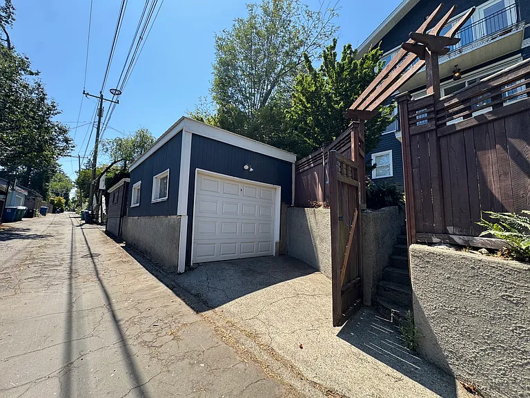 2818 Broadway E — Photo 21