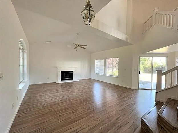 5 bed, 2378 sqft, $2,900 — Photo 3