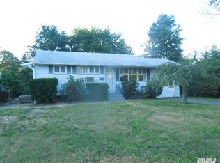 27 Hileen Dr, Kings Park, NY 11754