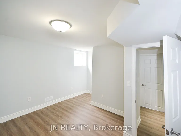 34 McEchearn Cres #LOWER — Photo 19