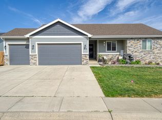 219 College Park Cir, Gillette, WY 82718