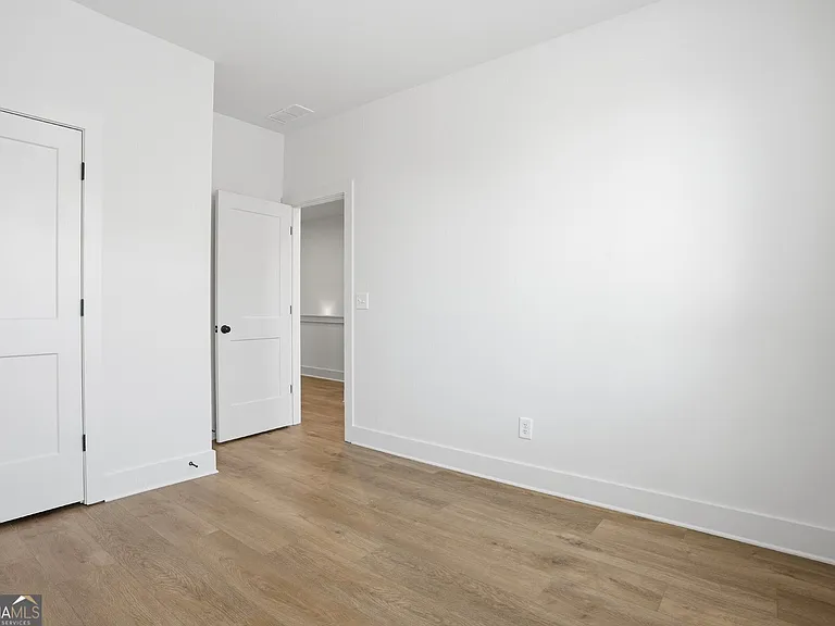 2597 Mackintosh — Photo 24