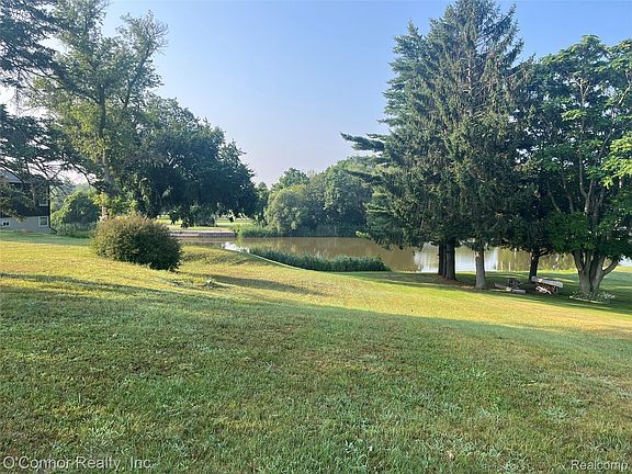 5th image of 2929 N River Rd