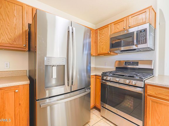5th image of 1045 Montrose Ave. Avenue